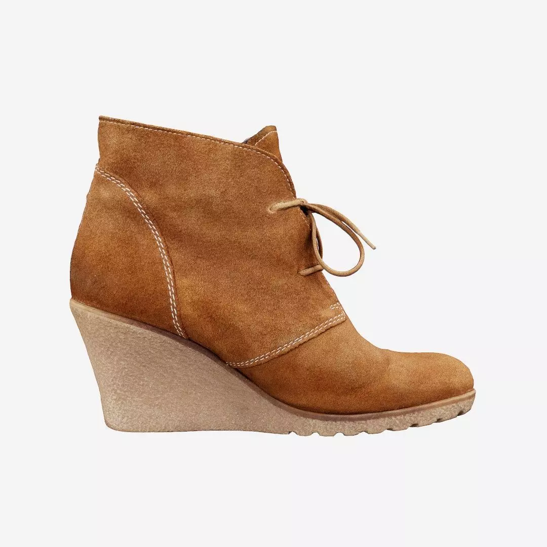 Brown Sleeve Boots Low-poly 3D model