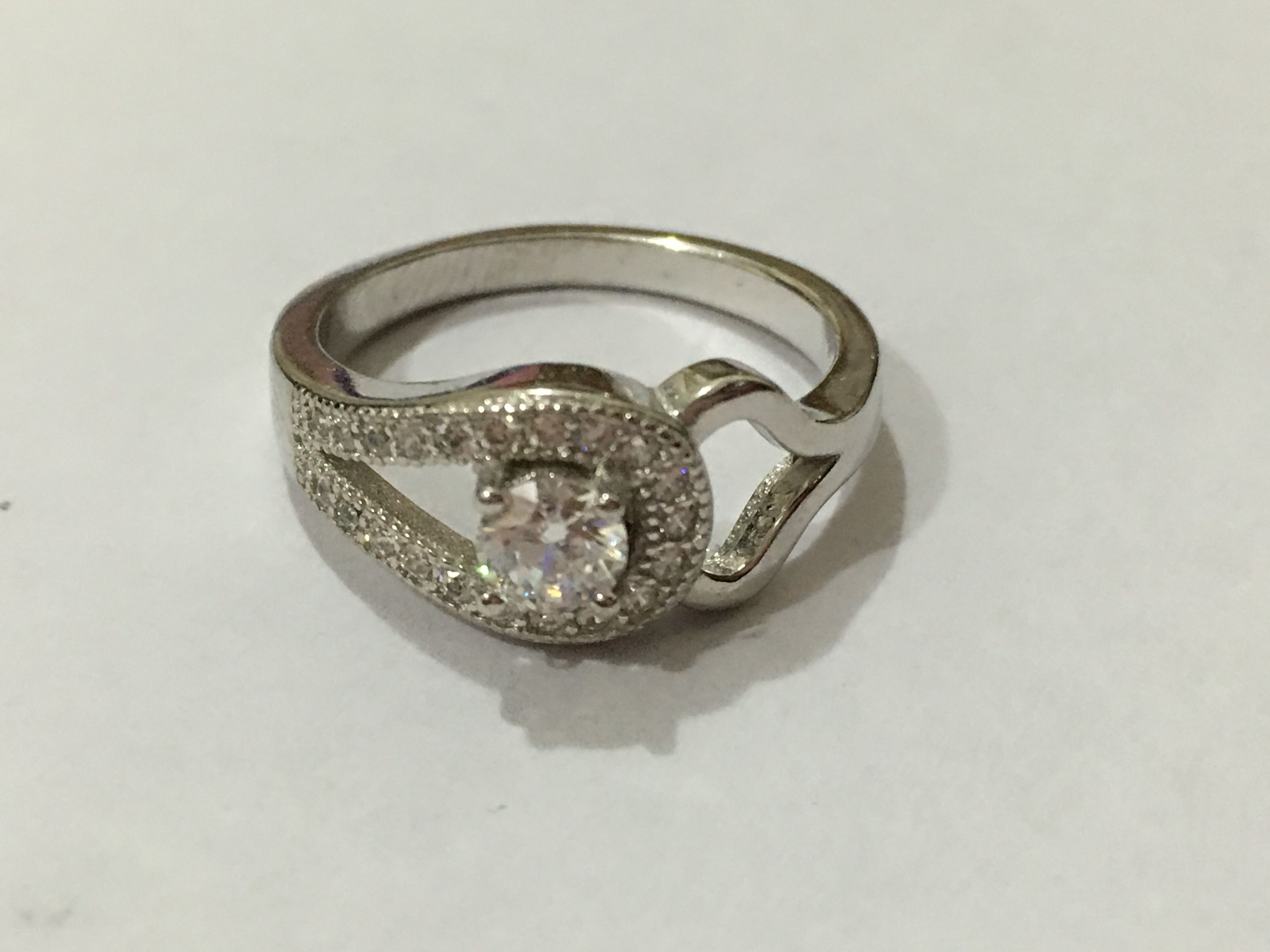 24aaa silver ring with diamond in center 3D print model_1