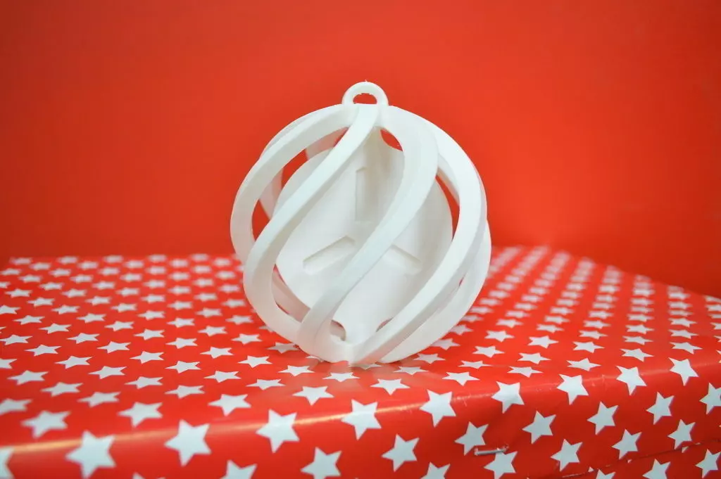 FabShop Spinning Christmas Ball Free 3D print model_0