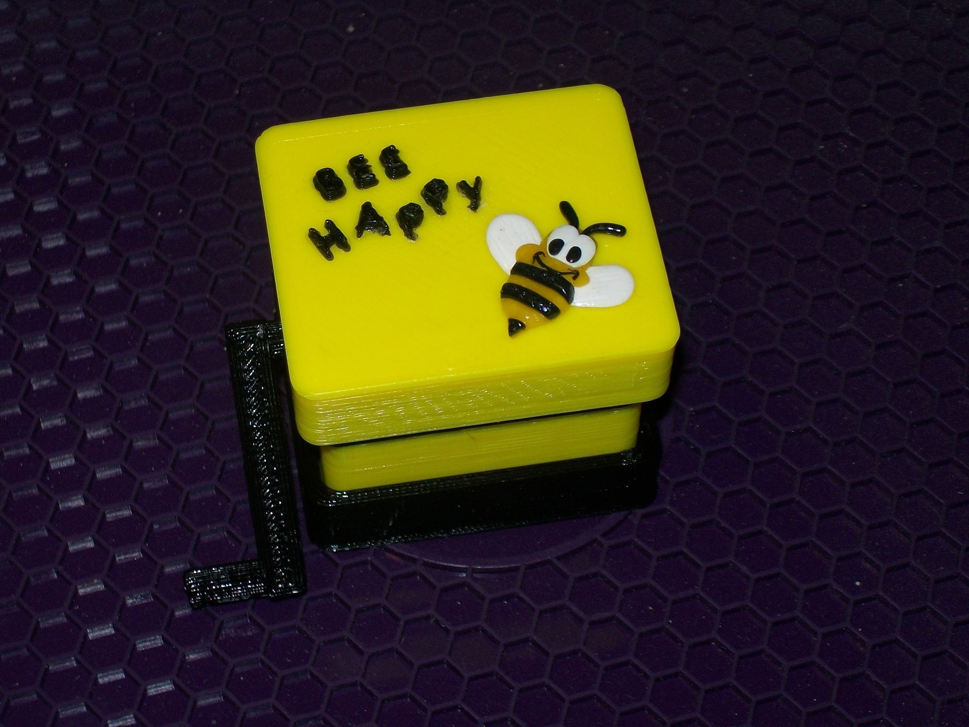 grinder a manivelle perso bee happy 3D print model_1