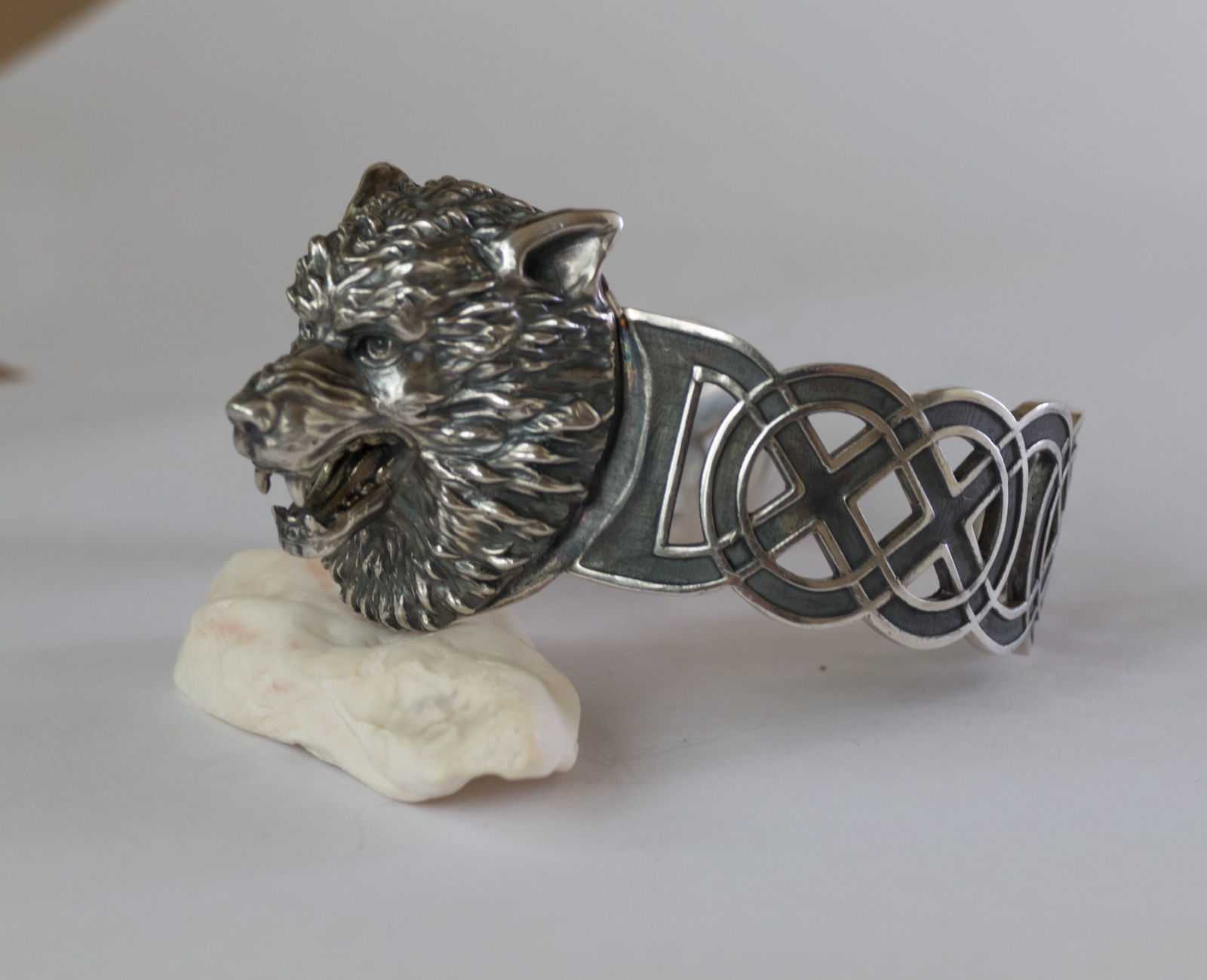 Celtic bracelet with a realistic wolf head 3D print model_8