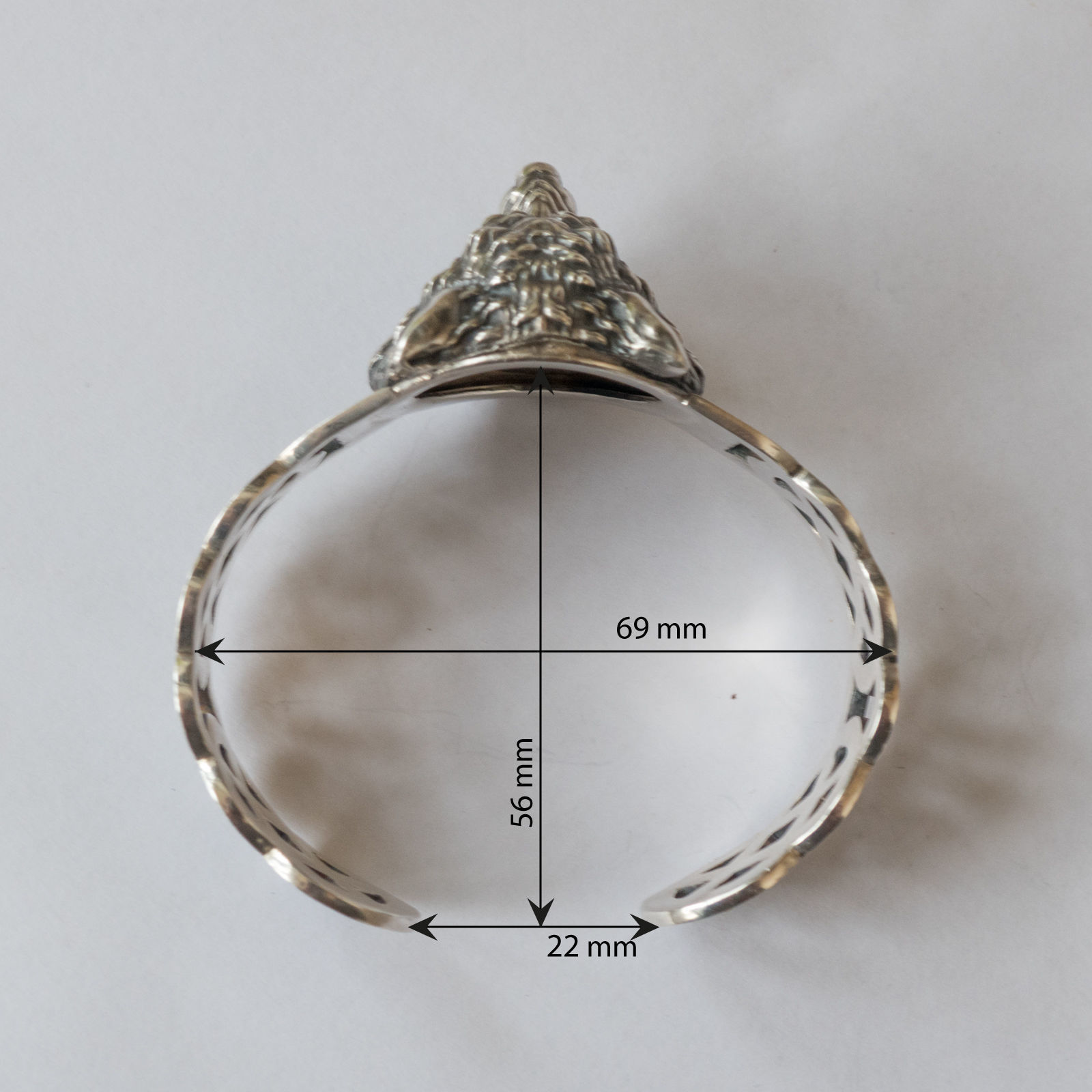 Celtic bracelet with a realistic wolf head 3D print model_9