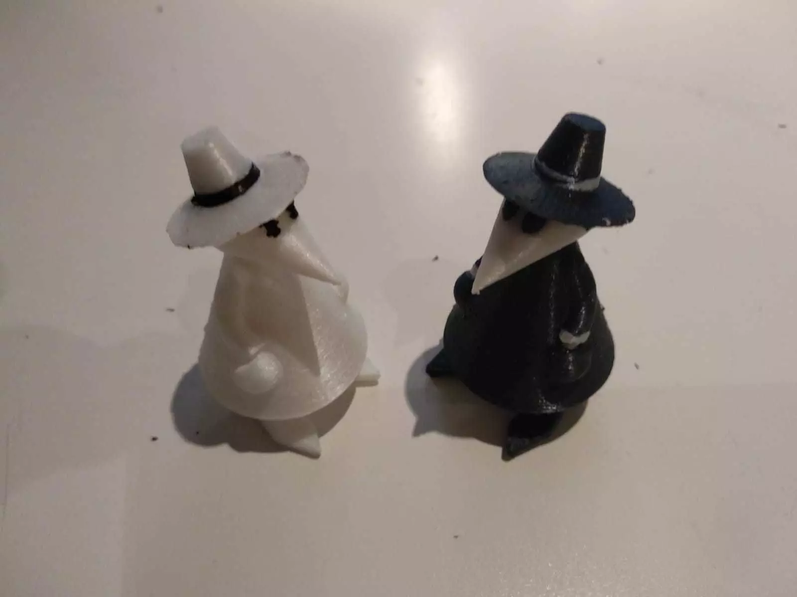 SpyVsSpy two figurines with hats Free 3D print model