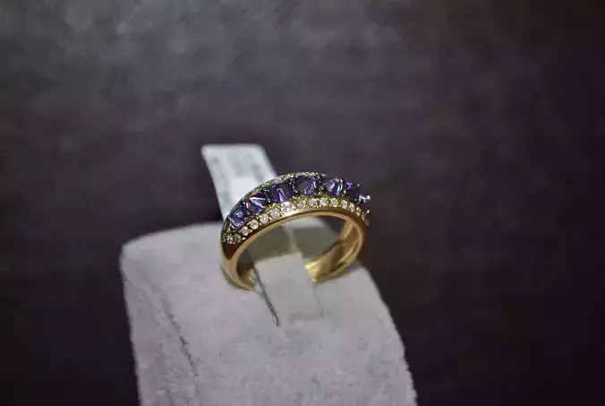 Ring with reverse gems