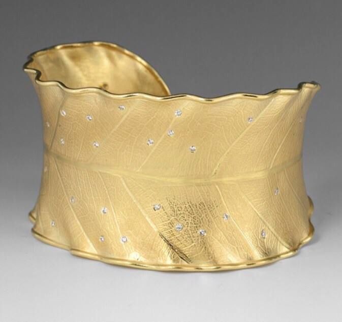 Bracelet in the form of a leaf  3D print model_2