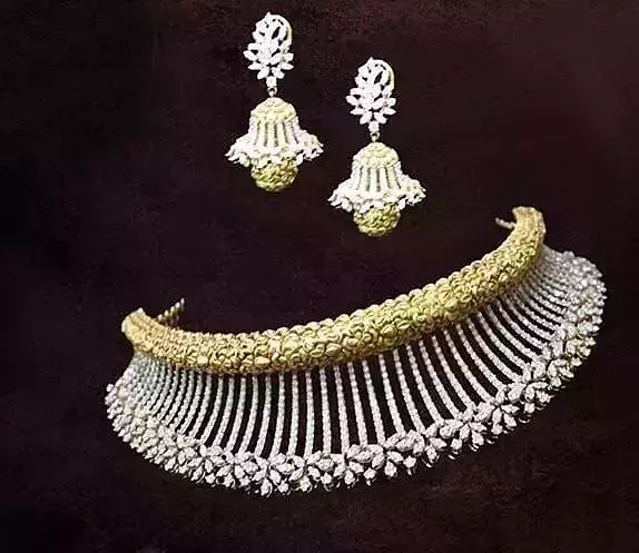 Necklace gold and diamond set