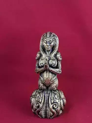 praying egyptian goddess statue