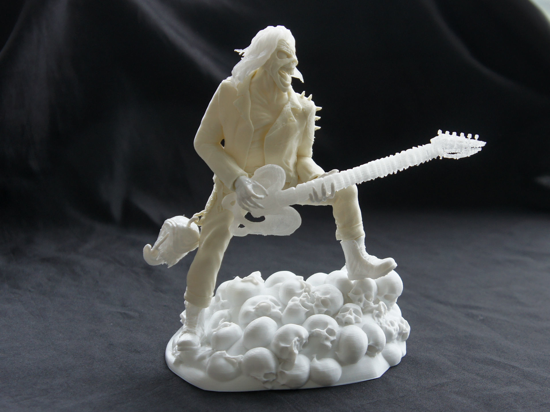 Eddie skull the form of a statuette 3D print model_1