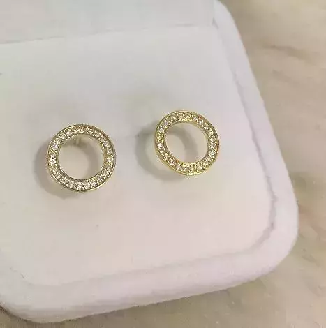 Round stud earring 