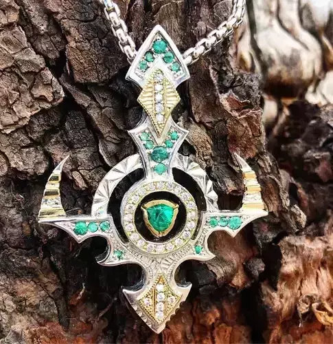 mommy emerald pendant on tree stump Free low-poly 3D model