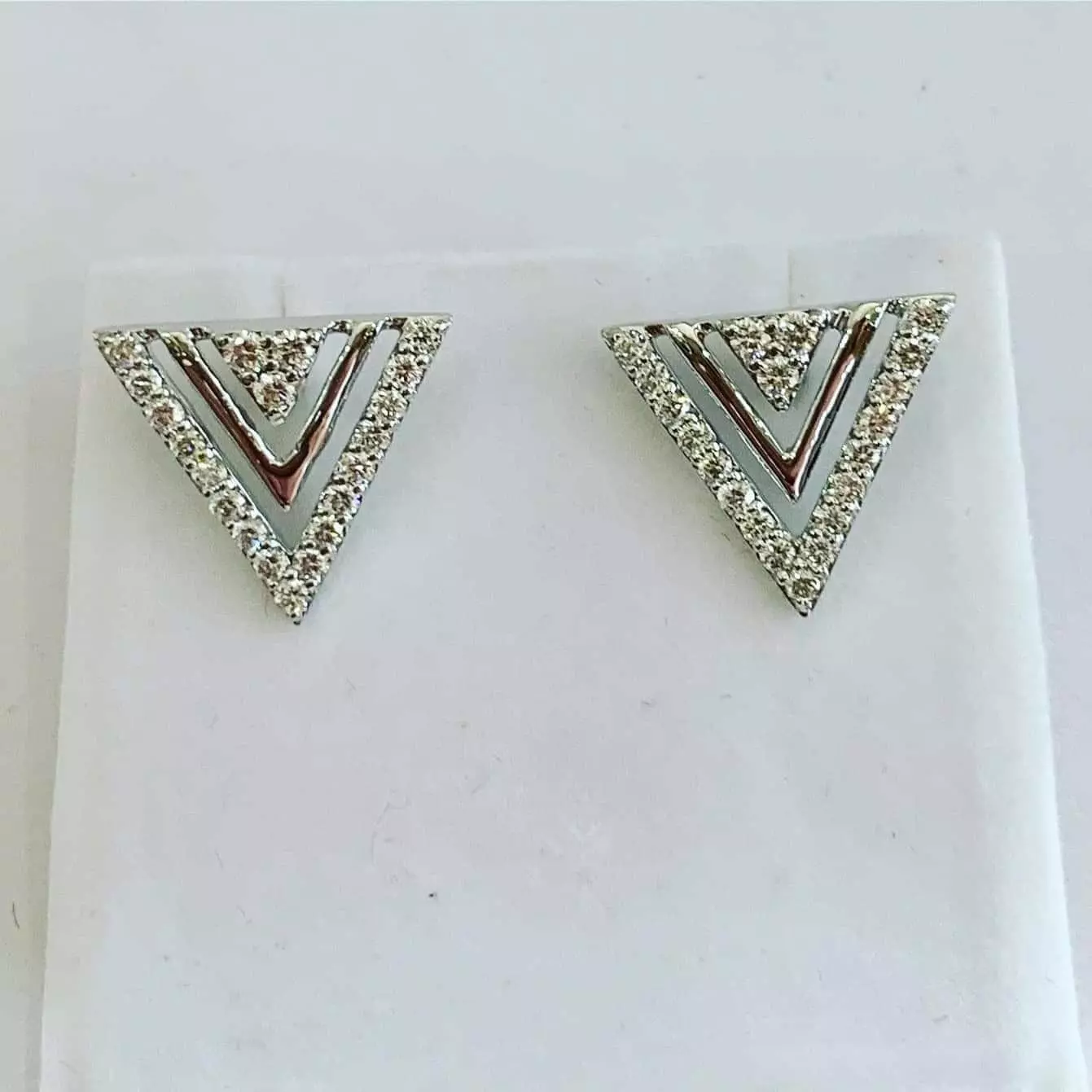 Earring pair of earrings with diamonds in shape of triangles Free 3D model