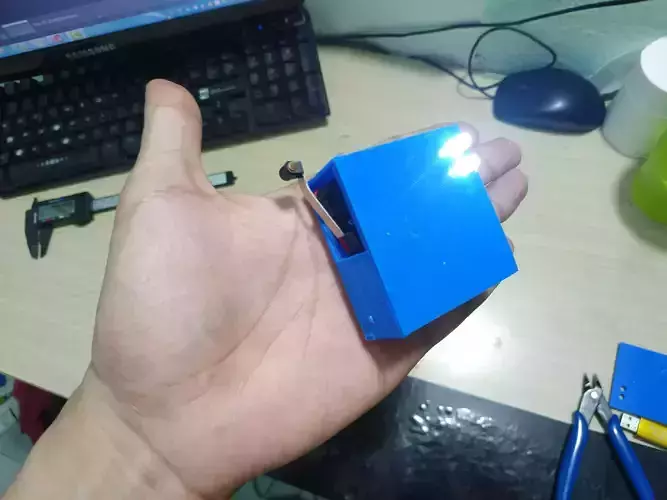 the box of Automatic closet door light 