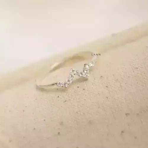 Zukib-0001-W-Ge0012 ring with diamonds in shape of heart