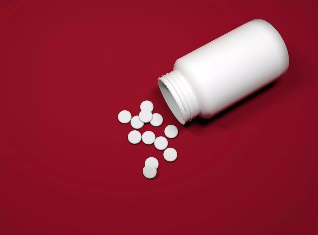 bottle and pill Low-poly 3D model_0