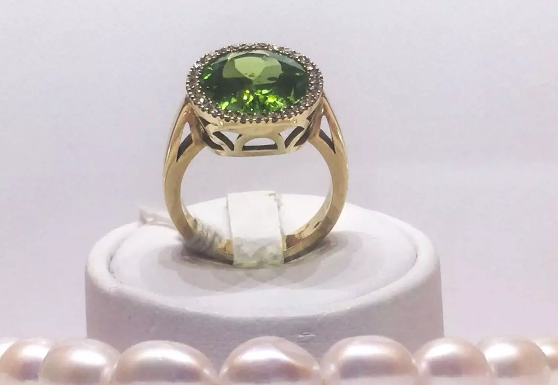 Oval Shaped Engagement Ring With Diamonds  An021 3D print model_0