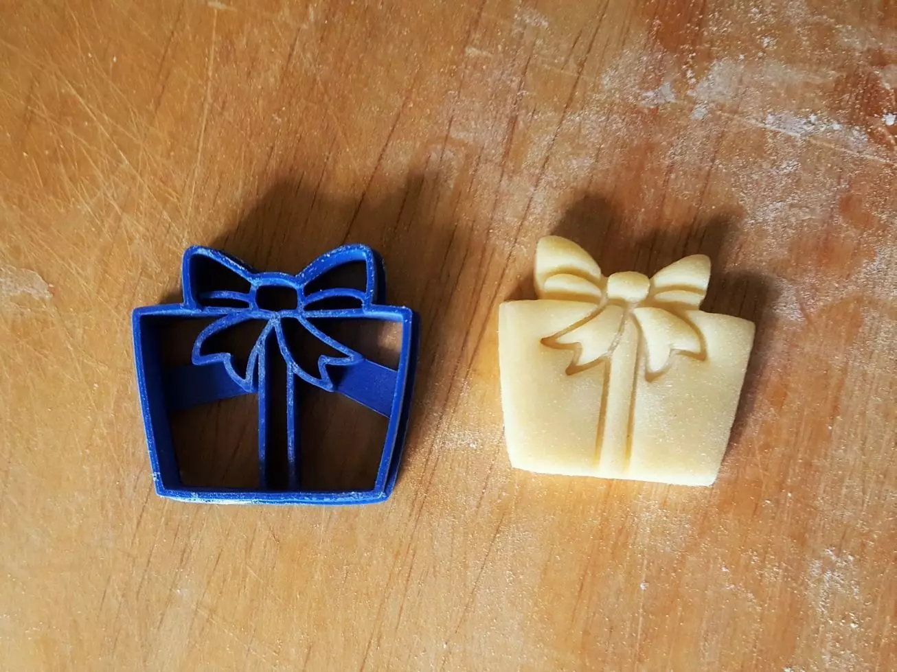 Gift cookie cutter 3D print model_0