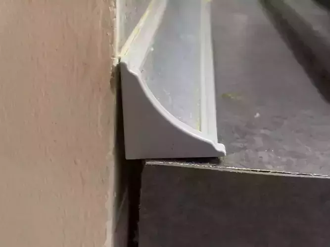 Fixa wall protective border end