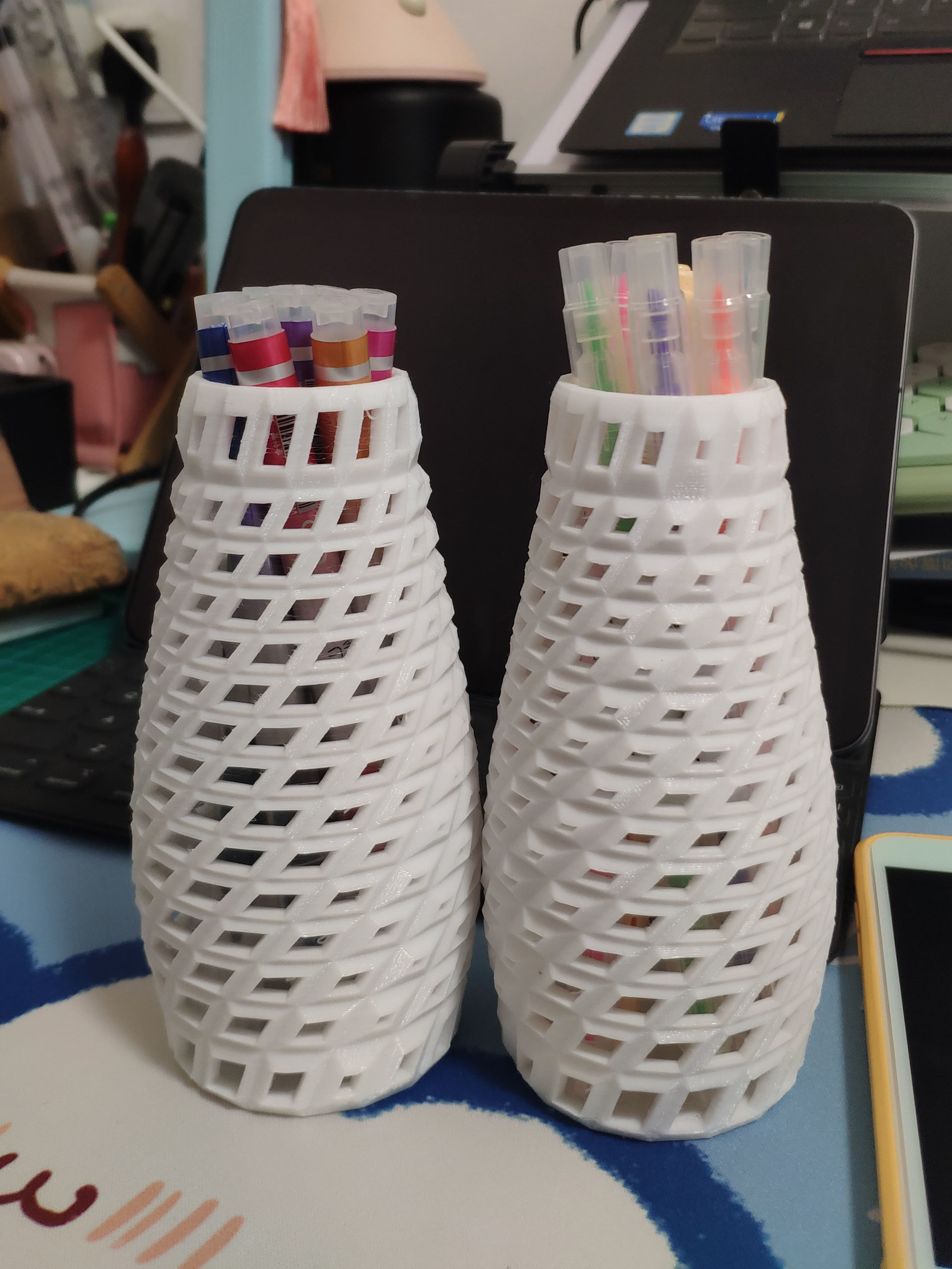 Hollow pen holder