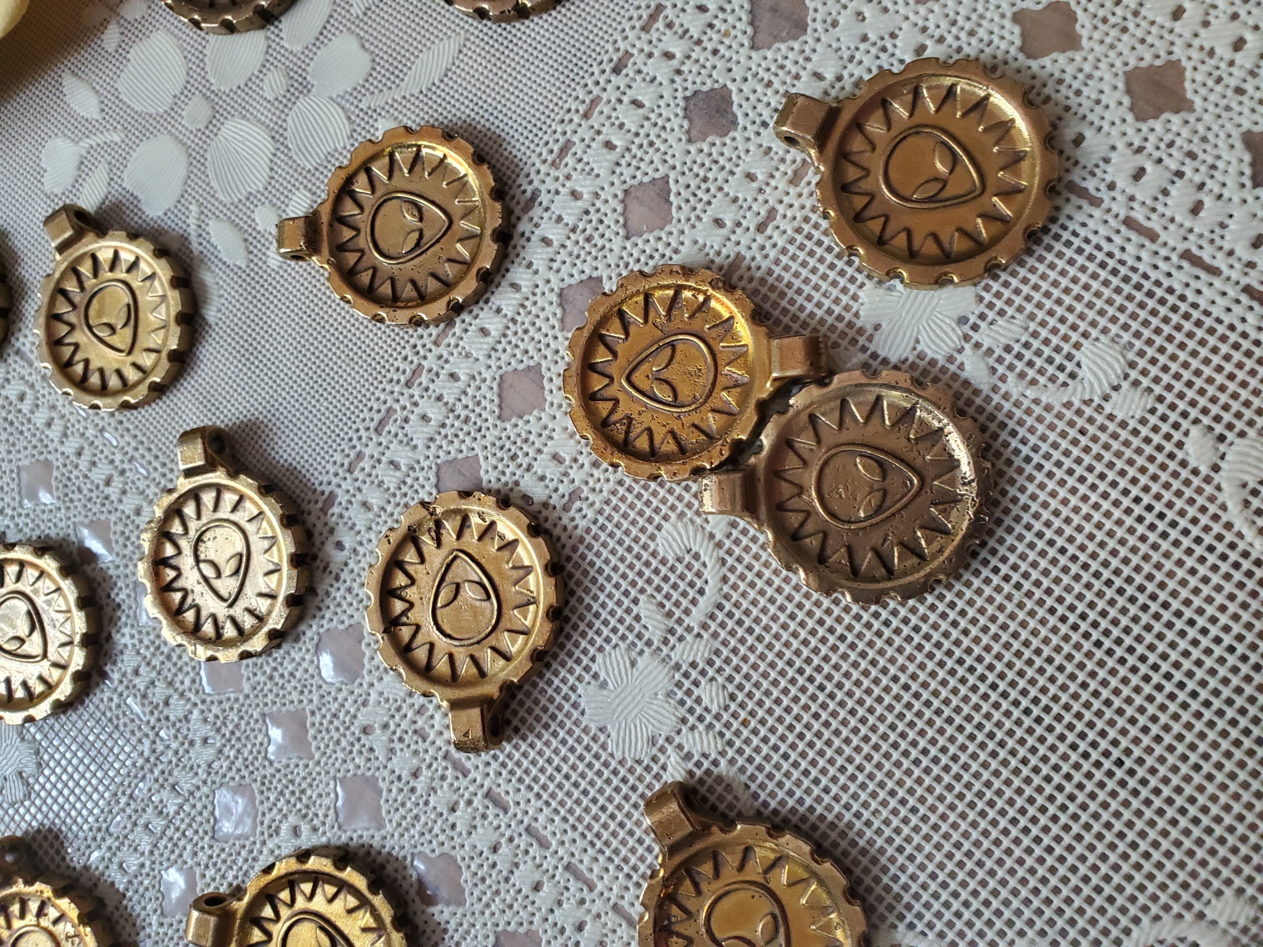 Alien Pendant 3D print model_2