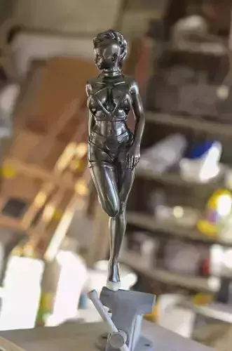 Mujer con arnes rojo