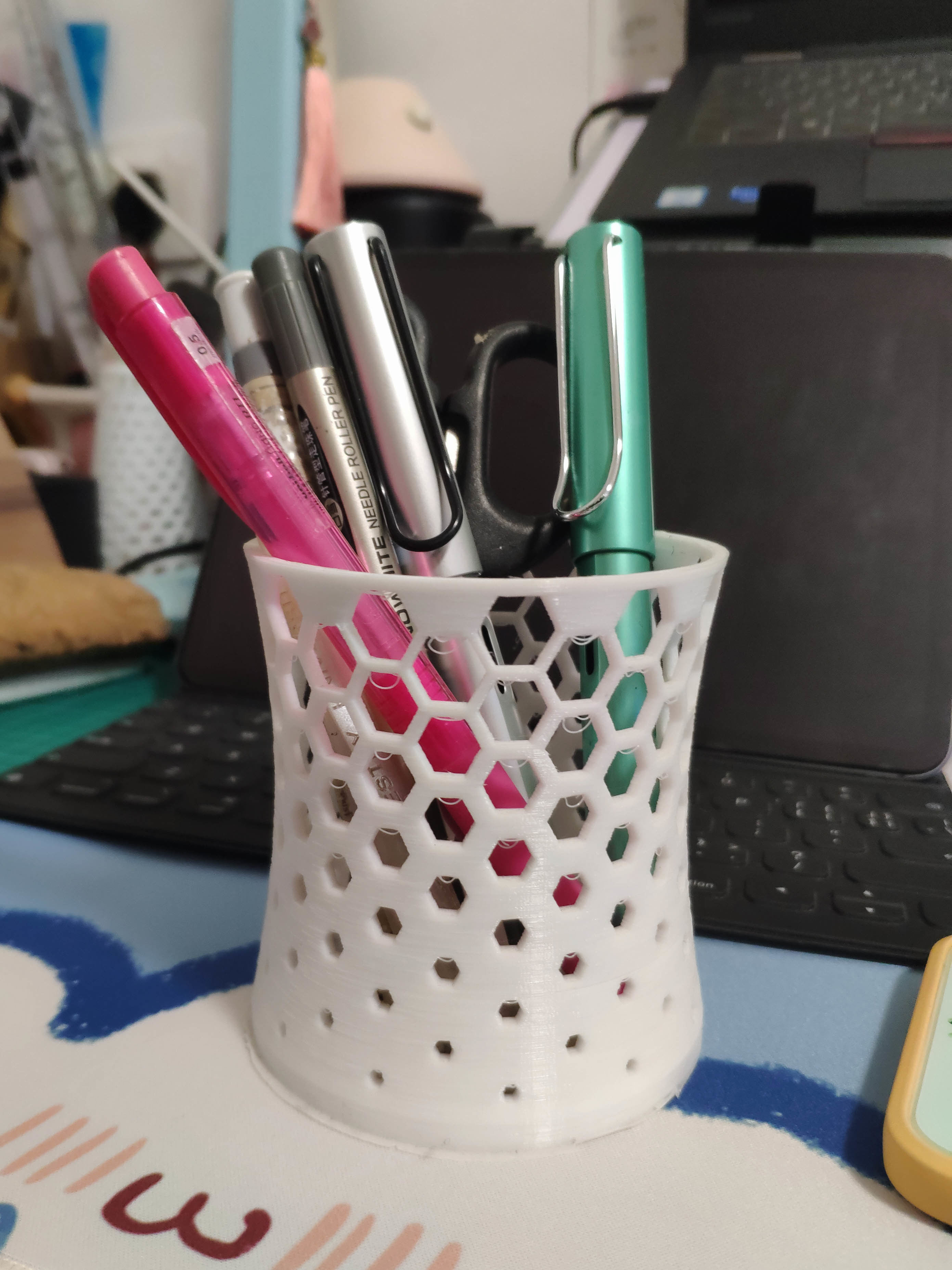 Hollow pen holder
