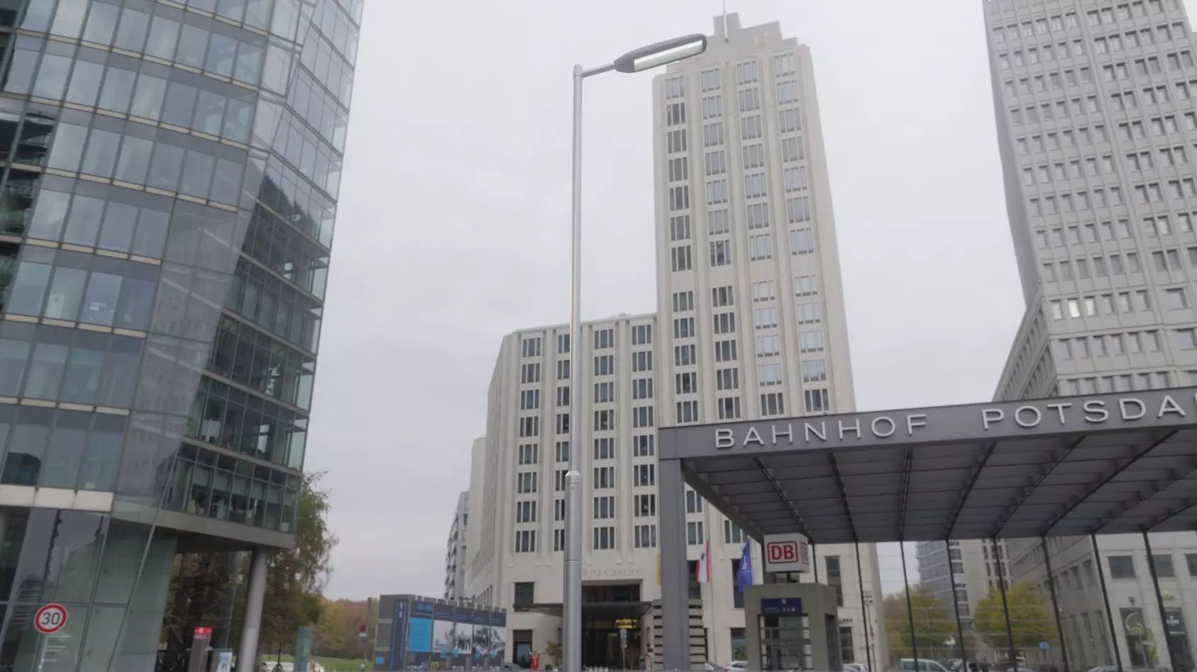 Street Light 11 version 6 5m with pole 2 Low-poly 3D model_0