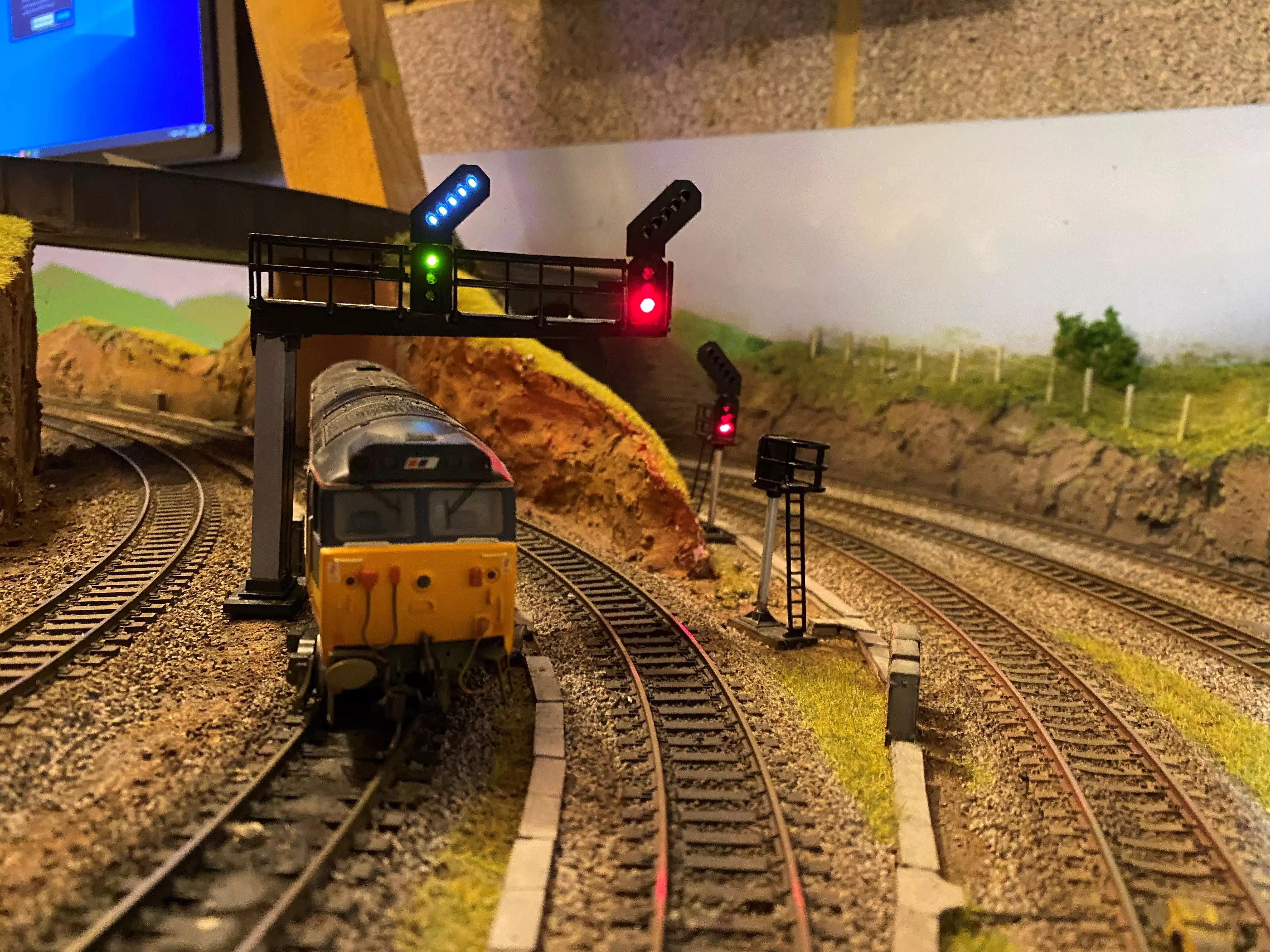 OO Model Railway Modern Signal Gantry with hidden cable holes 3D print model_0