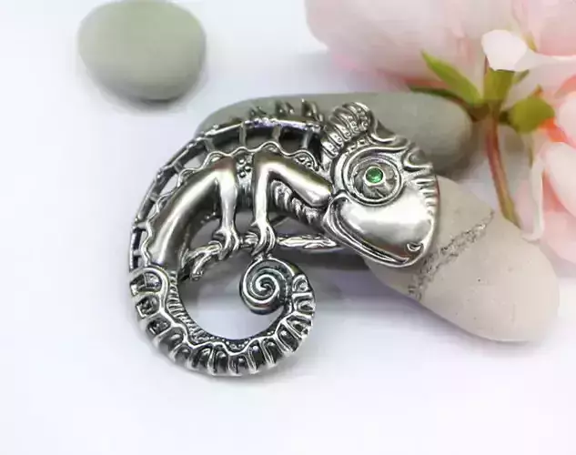 Chameleon brooch with stone - 3D model