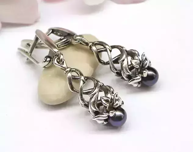 Dangle earrings model in the form of a spiral