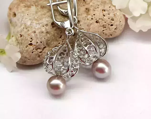 Dangle earrings model with openwork pattern with pearls