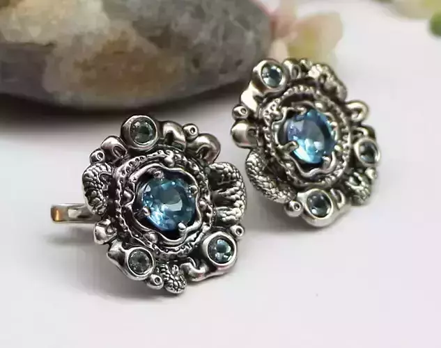 Latch-back earrings model in the form of flowers