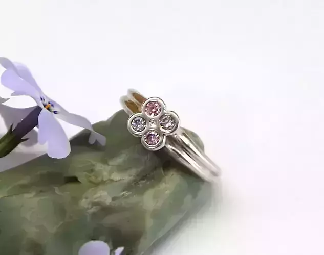 A compact ring with four little stones -Download printable model