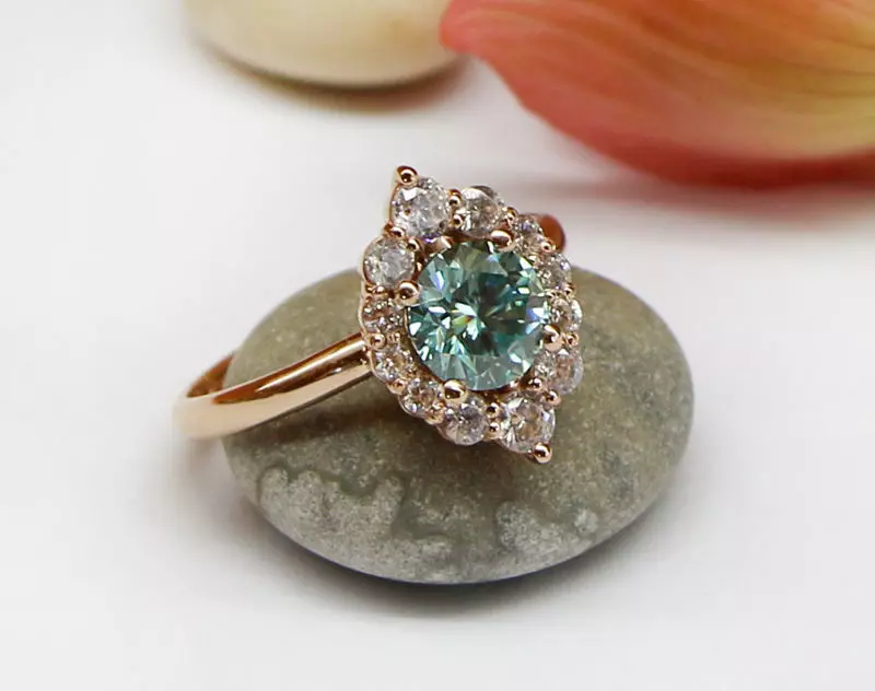 Classical ring with a bigger stone surrounded by small ones 3D print model