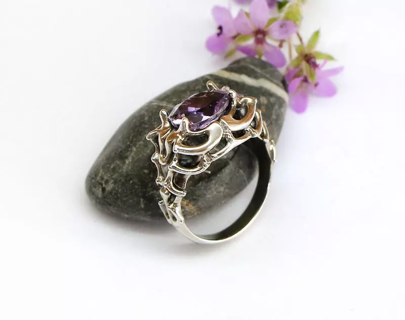 Sculpted ring in a fantasy or vintage style 3D print model_0