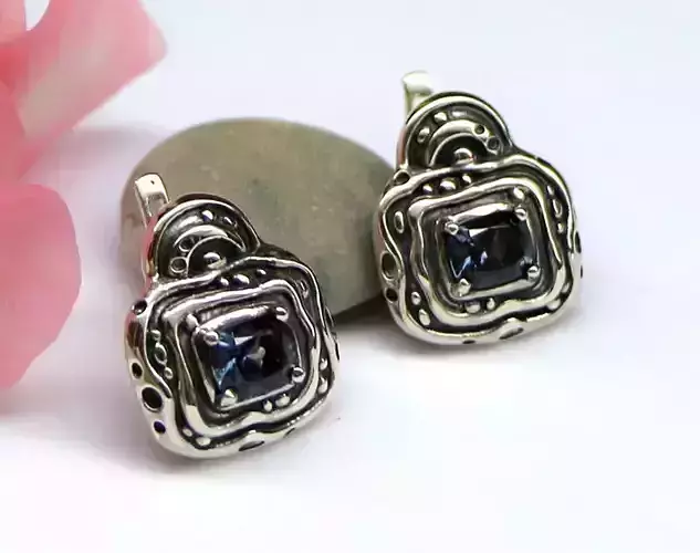 Confortable earrings with latch-back closure - 3d jewelry model