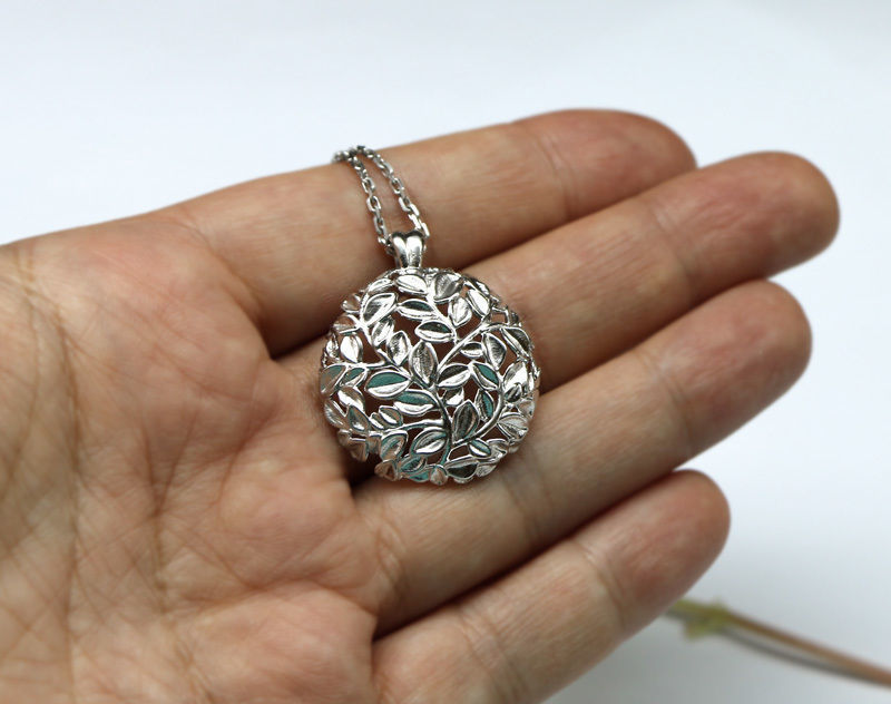 3D model - Round pendant with leaves 3D print model_2