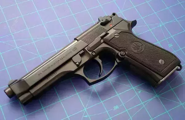 Pistol Beretta M9
