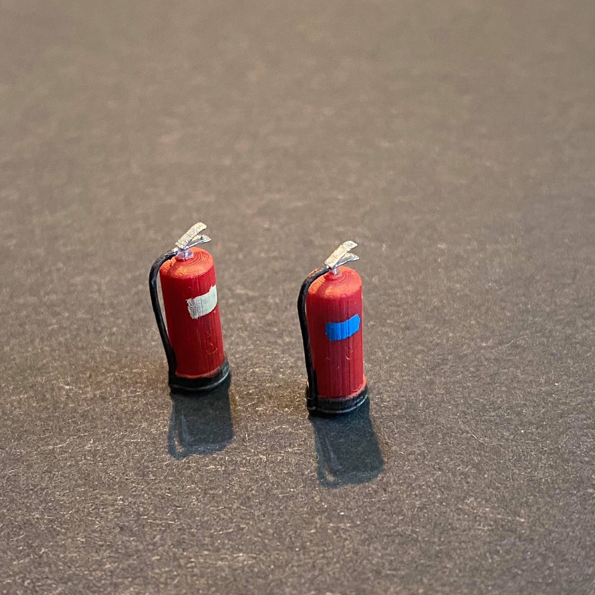 FIRE EXTINGUISHER 7MM SCALE 1-43 O GAUGE MODEL RAILWAY BUILDING 3D print model_1