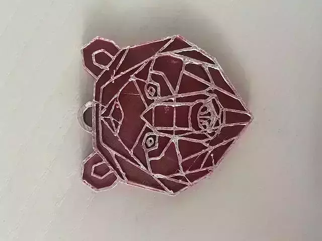 llavero con la cabeza de un oso estilo geometrico 