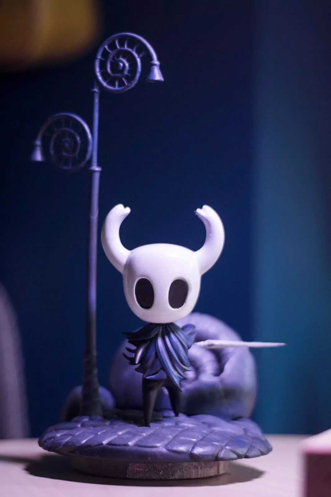 Hollow Knight statue with display Base 3D print model_0