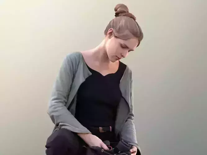 Marie 10694 - Woman Kneeling With Kamera And Bag