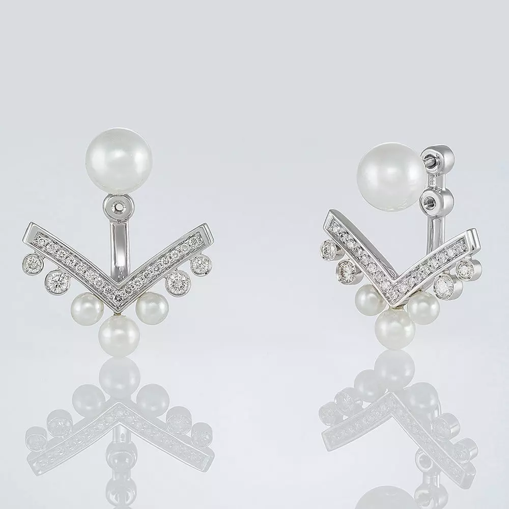 fashion CHAUMET earrings with pearls Bee My Love 3D print model_0