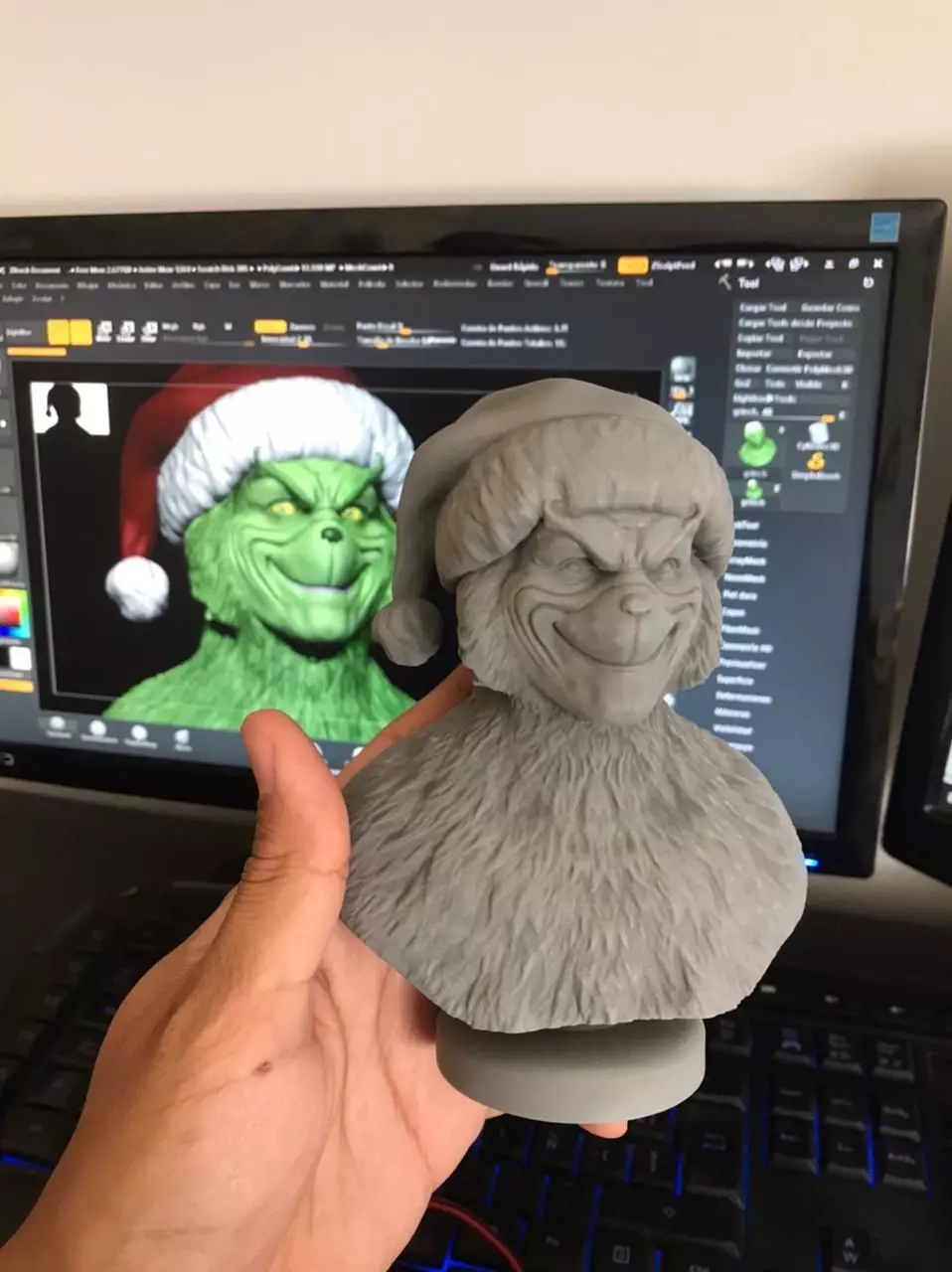 Grinch bust with santa hat 3D print model_0