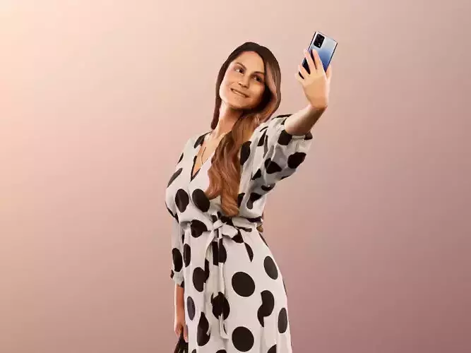 Elli 11960 - Elegant Mediterranean Woman Taking Selfie