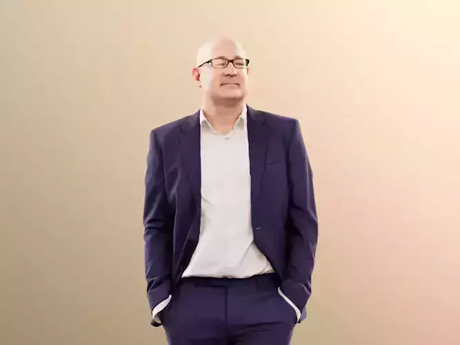 Matteo 11262 - Standing Business Man