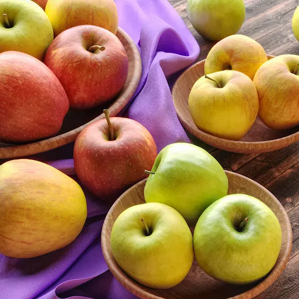 Apples in wooden bowls Low-poly 3D model_0