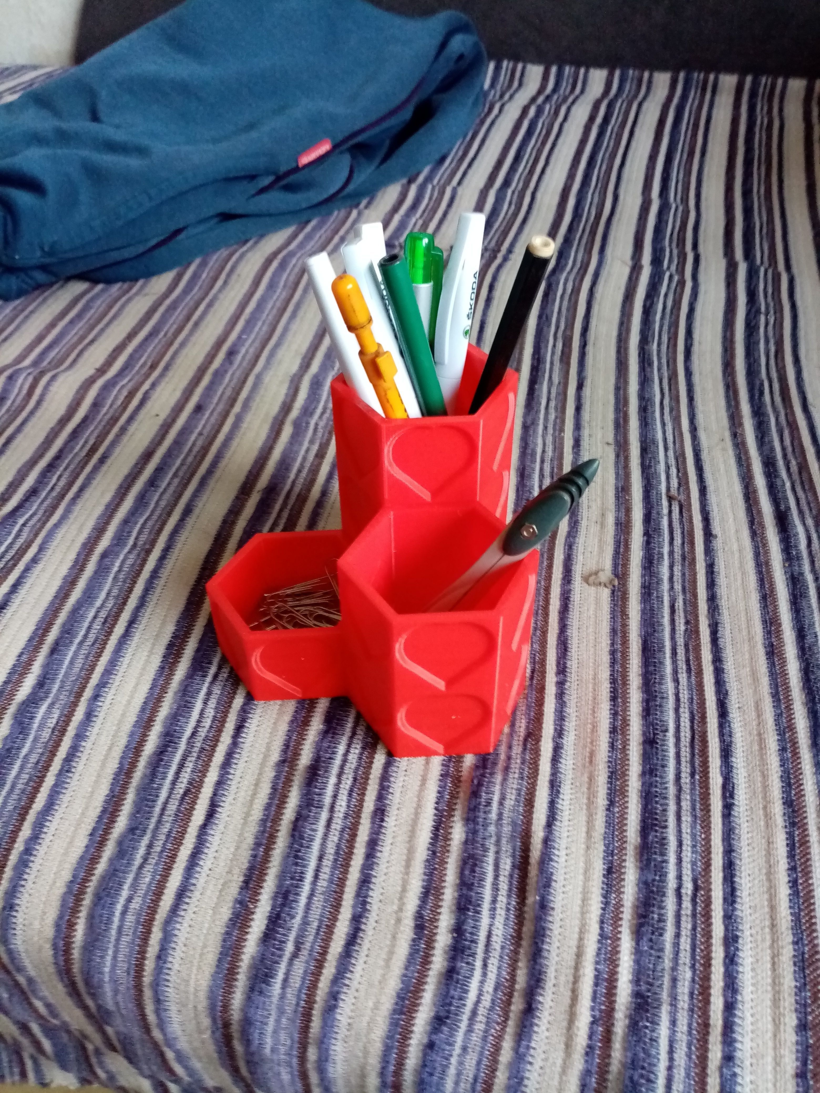 Pencil Holder Hexagons  Hearts easy printable 3D print model_2