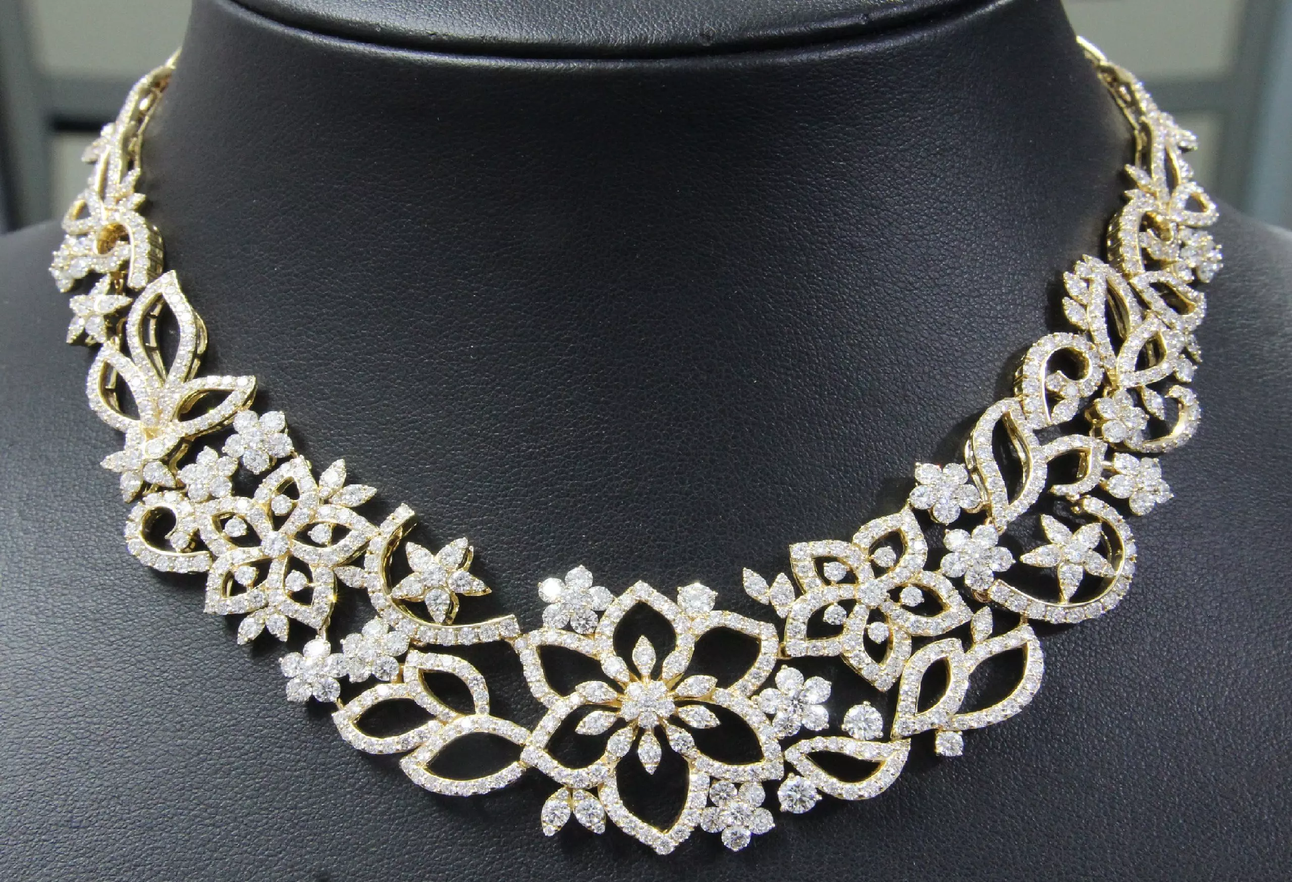 necklaces necklace with flowers 3D print model_0