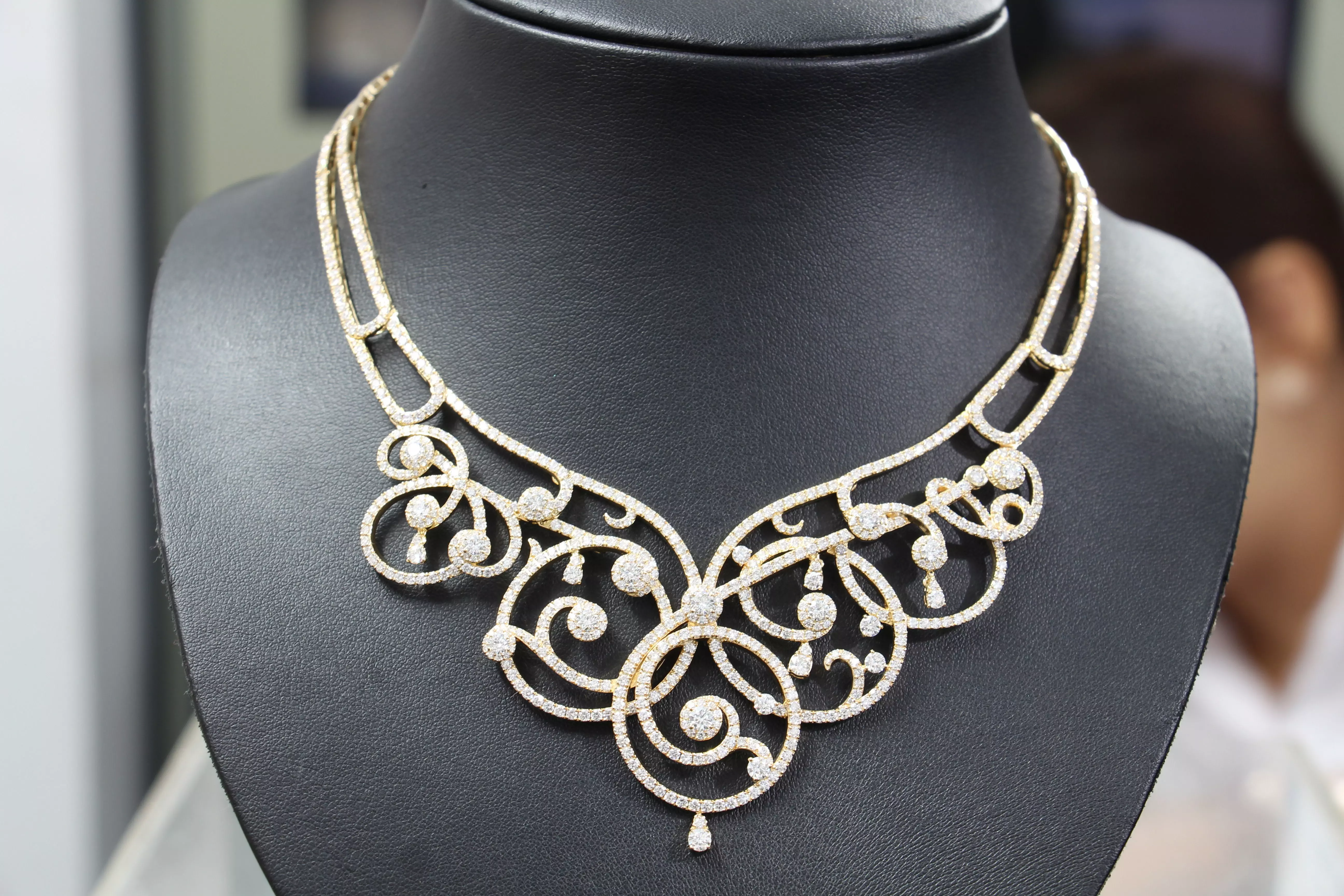 necklaces necklace with diamonds and ornate design 3D print model_0