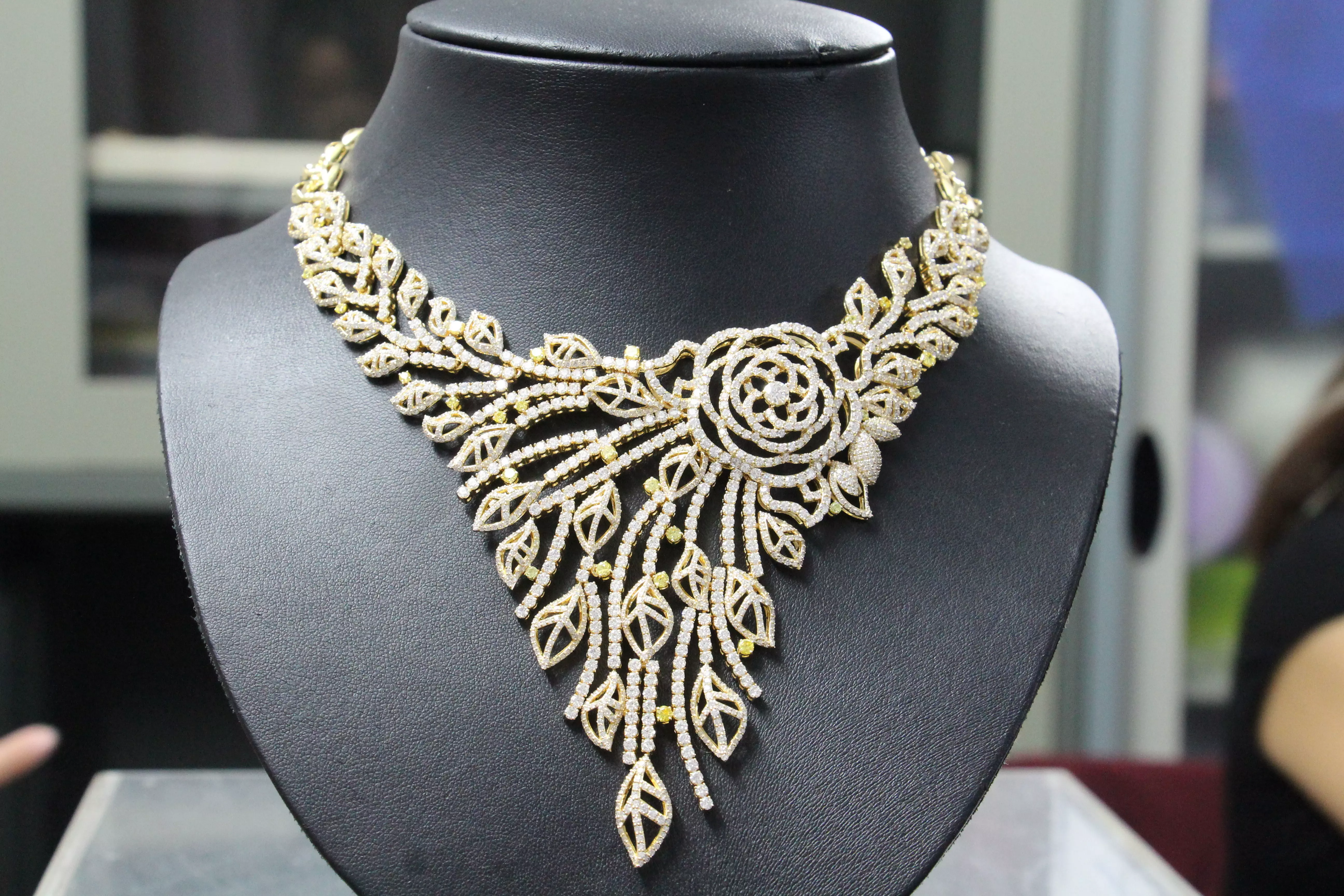 necklaces necklace made of gold and diamonds 3D print model_0